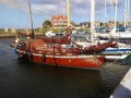 Traditioneller Motorsegler Kielboot