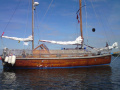 Traditioneller Motorsegler Kielboot
