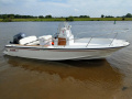 Boston Whaler 21 Outrage Center console