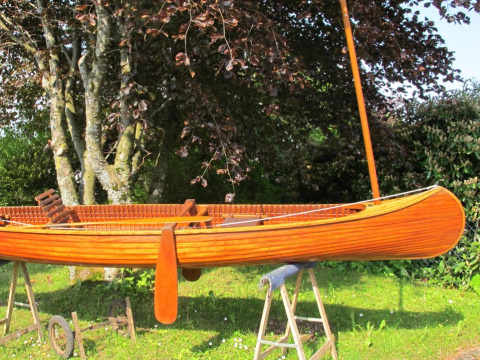 Canoé en bois massif