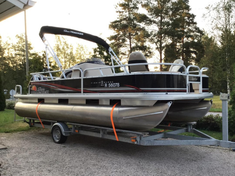 Sun Tracker FISHIN' BARGE® 22 DLX