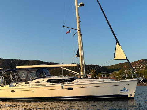 HuntYachts HUNTER 45DS | strong deck saloon yacht