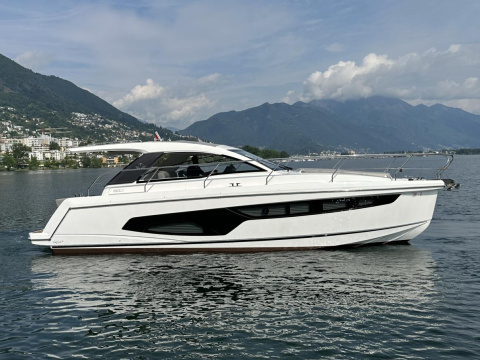 Sealine S335