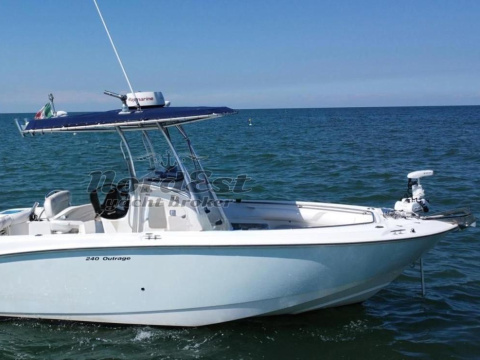 Boston Whaler 240 Outrage