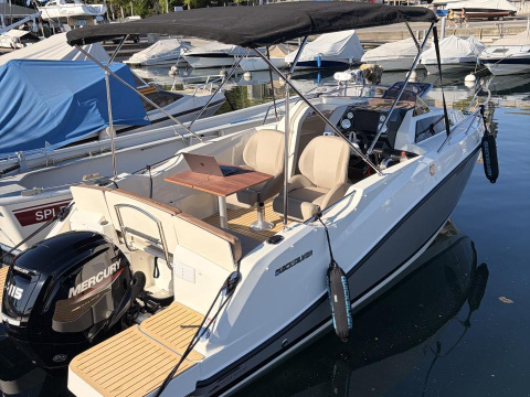 Quicksilver Activ 555 Cabin