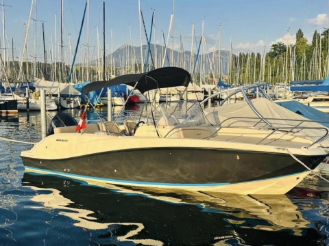 Quicksilver Activ 675 Sundeck