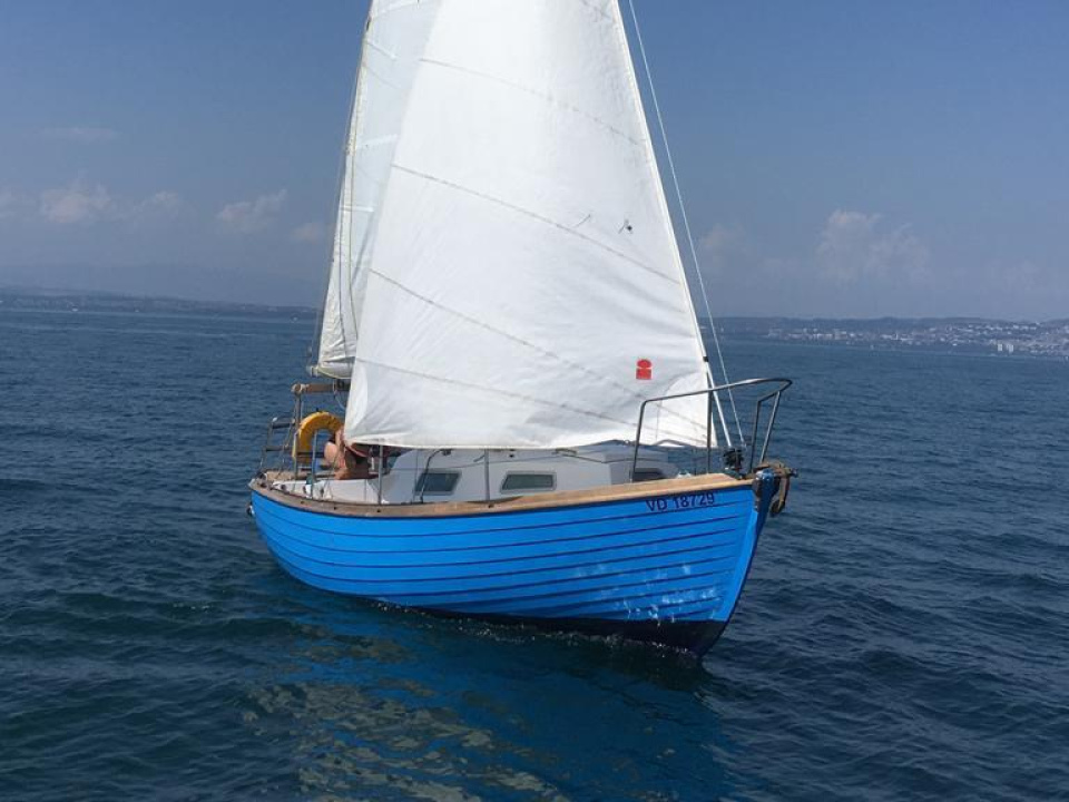 Bateau de croisière dériveur lesté image