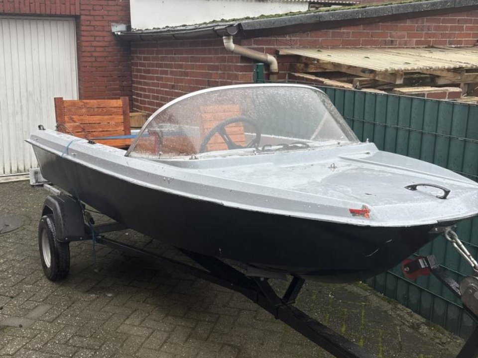 Kleines Motorboot, 2 000 EUR